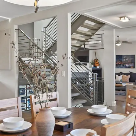 Downtown W Rooftop Deck 4 Bedrooms 3 Baths